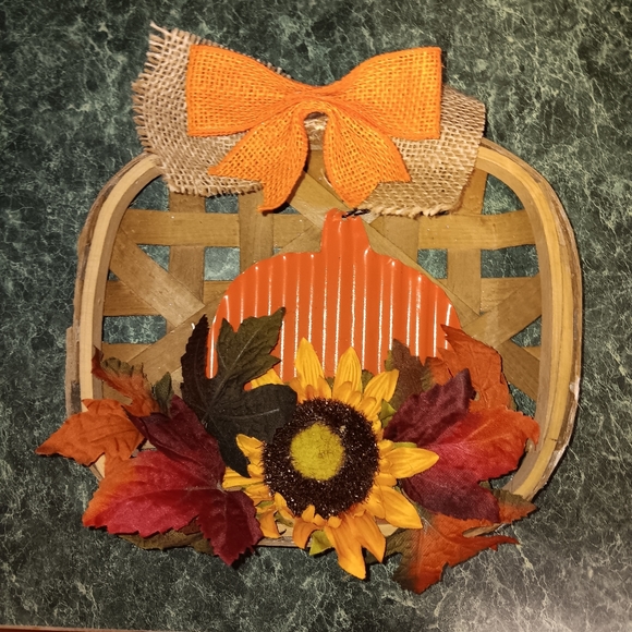NEW FALL TOBACCO BASKET WITH PUMPKIN SUNFLOWER AND LEAVES WALL DECOR - Picture 4 of 7